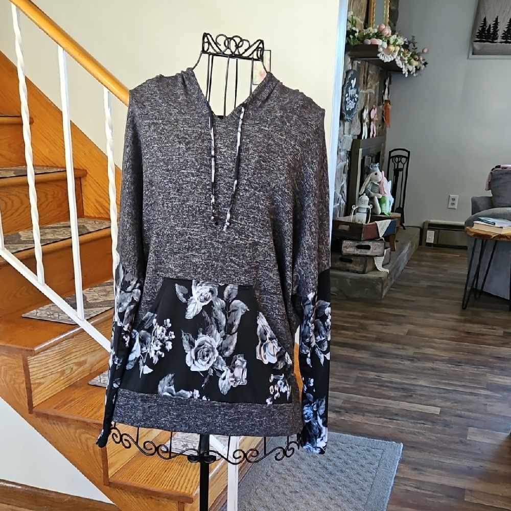 👚Eldridge Gray Floral Accent Hoodie